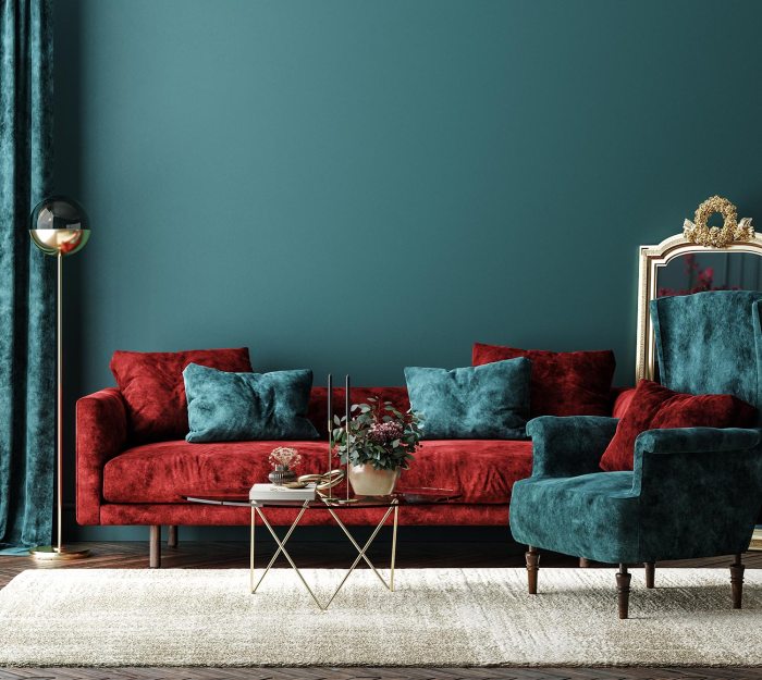 Desain ruang tamu dengan sofa warna merah